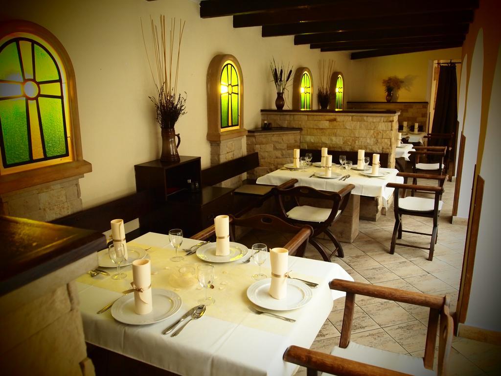 Excalibur Penzion A Restaurace Moravská Třebová Exteriör bild