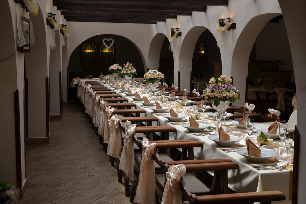 Excalibur Penzion A Restaurace Moravská Třebová Exteriör bild