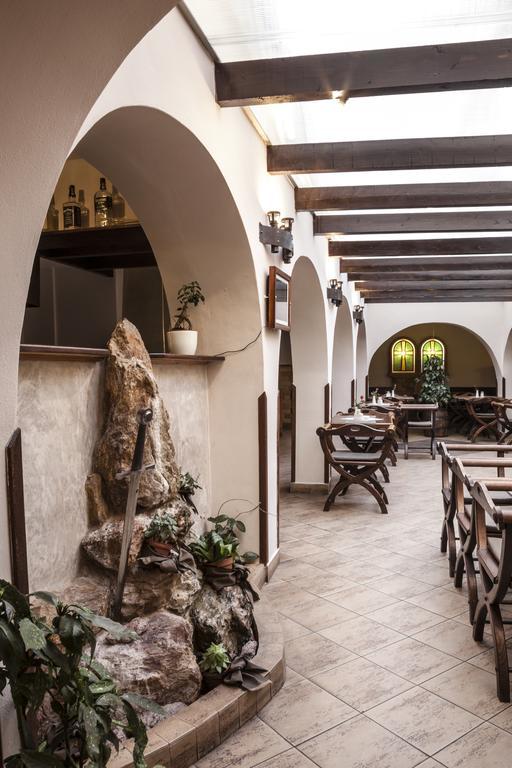 Excalibur Penzion A Restaurace Moravská Třebová Exteriör bild